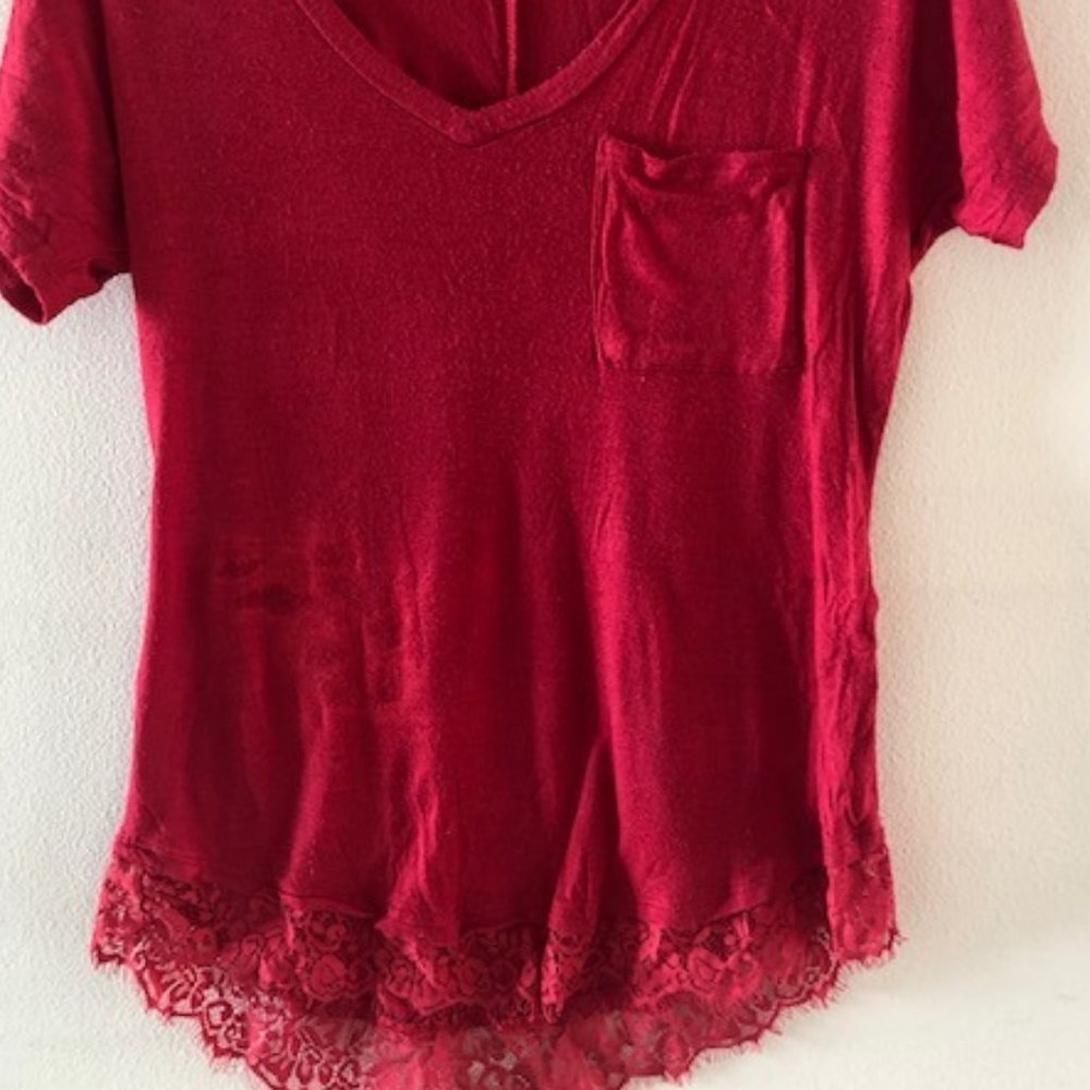 BELLE DU JOUR RED V-NECK SHIRT WITH LACE BOTTOM